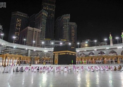 شاهد صلاة التراويح في الحرم المكي بزمن كورونا