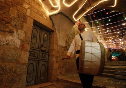 الاحتلال يهدد مسحراتي حي وادي الجوز بالاعتقال ويمنعه من العمل