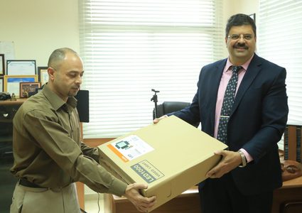 التربية تتسلم من "اللجنة الوطنية" أجهزة تقنية للتعليم عن بعد