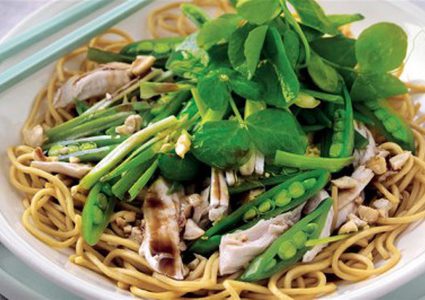 طريقة تحضير سلطة الدجاج والبازيلا والنودلز