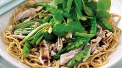 طريقة تحضير سلطة الدجاج والبازيلا والنودلز