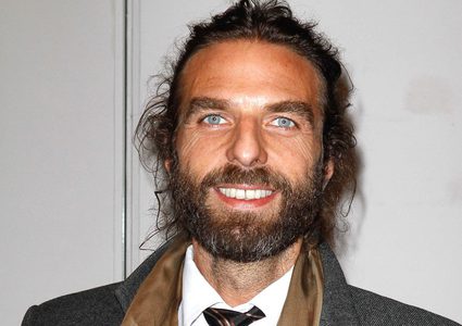 مزين الشعر جون نوليت يعلن عن مبادرة مجانية لأفراد الطواقم الطبية