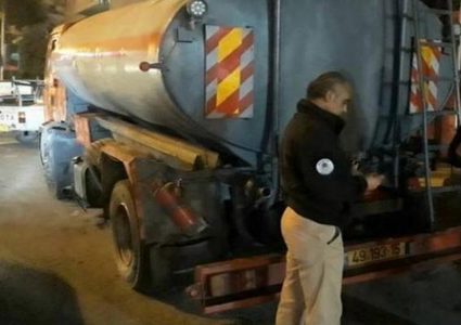 "الأمن الوقائي" يضبط محروقات مهربة وأشجار الزيتون في الخليل