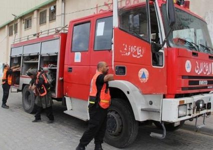 الدفاع المدني يسيطر على حريق في منزل وسط قطاع غزة