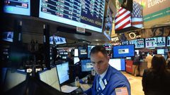 الأسهم الأمريكية تهوي بفعل تجدد تهديد الرسوم الجمركية