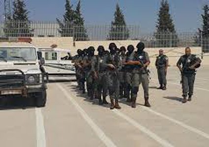 ضبط مركبة حاولت دهس عسكري محملة بالدجاج المهرب في الخليل