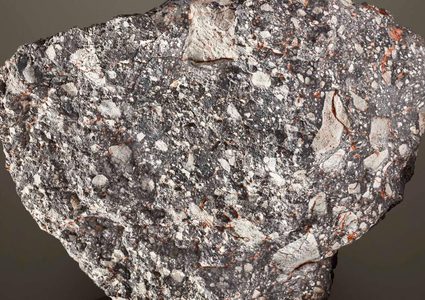 عرض أحد أكبر النيازك القمرية في العالم للبيع