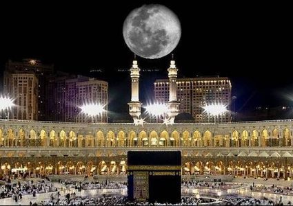 مكة المكرمة تشهد تعامد القمر على الكعبة المشرفة