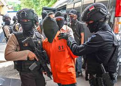 اعتقال 8 أشخاص بعد احتجاجات عنيفة في اندونيسيا