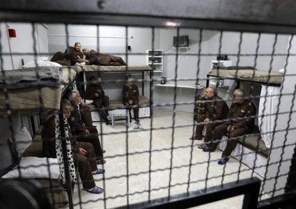 اصدر أوامر اعتقال إداري بحق 62 أسيرا خلال نيسان الماضي