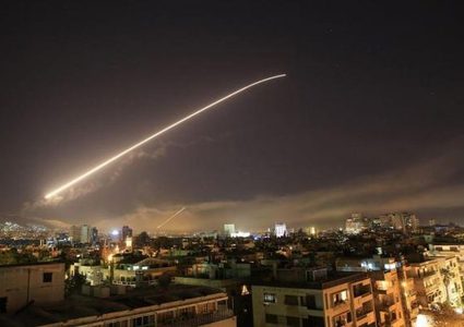 سانا: الدفاعات الجوية تتصدى لطائرات معادية في سماء سوريا