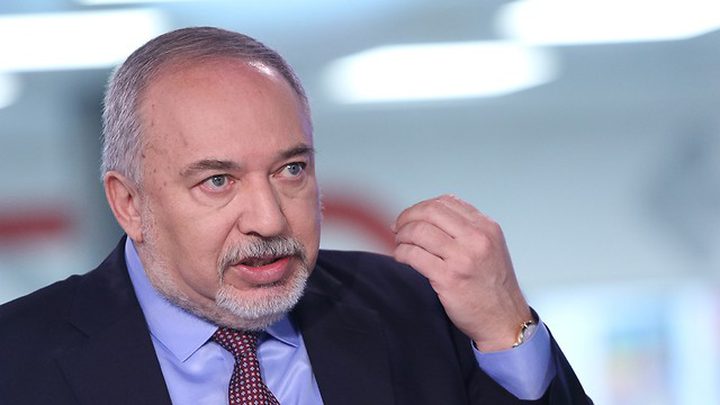 ليبرمان يصف اتفاق الحكومة بين نتنياهو وغانتس بالأكثر جنوناً