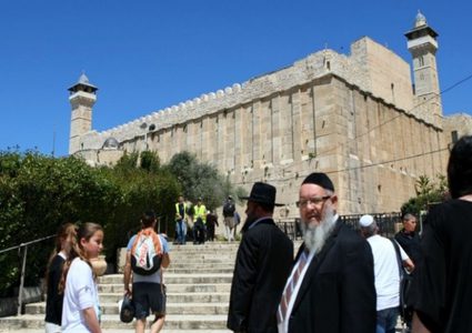 بينيت يصادق على مشروع استيطاني جديد بالخليل