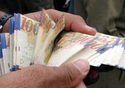 صرف رواتب الموظفين العموميين كاملة يوم غد الثلاثاء