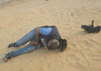 نقابة الصحفيين تستنكر استدعاء الأمن الداخلي للصحفي الجريح أبو شنب