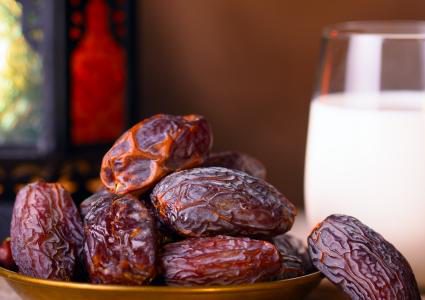 حليب التمر  يحفز عملية الهضم