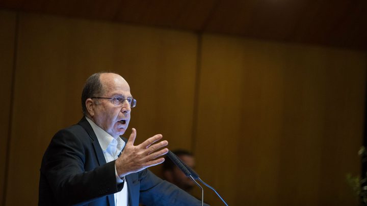 يعالون يهاجم نتنياهو ويصفه بزعيم عصابة جمع الأموال
