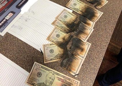 أميركي يحرق أمواله بالمايكروويف ليعقمها من كورونا !