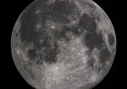 العلماء يكتشفون ظاهرة جديدة على سطح القمر