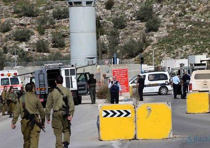 سلطات الاحتلال تغلق طريقا بالمكعبات الإسمنتية في تقوع شرق بيت لحم