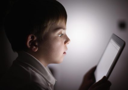 تحذير.. كورونا يزيد نسبة إدمان الأطفال على الأجهزة الإلكترونية