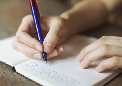 تحذير.. تغير حجم خط اليد دليل مبكر على الإصابة بالشلل الرعاش