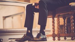 خبيرة تحذر من خطورة ارتداء الأحذية خلال العمل من المنزل