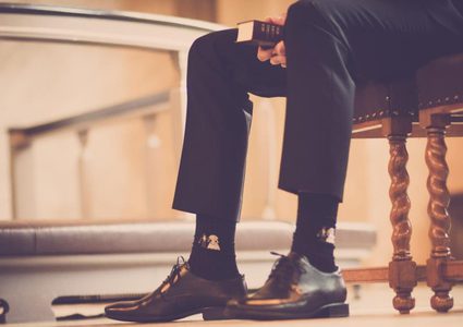 خبيرة تحذر من خطورة ارتداء الأحذية خلال العمل من المنزل