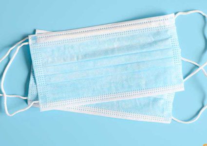 روسيا تطلب من الأطباء "خياطة أقنعتهم" بأنفسهم لمواجهة كورونا