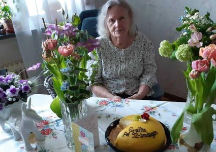 حفيد يبتكر طريقة للاحتفال بعيد ميلاد جدته خلال العزل المنزلي