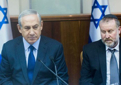 أنصار نتنياهو يحاولون تحويل مندلبليت من قاضي إلى متهم