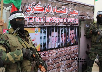 الاحتلال يعرض الإفراج عن أسرى بتهم بسيطة وحماس تُطالب بالمزيد