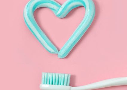 هل يساعد تنظيف الأسنان على الوقاية من فيروس كوفيد-19 ؟