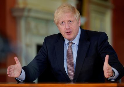 جونسون يعلن عن خطة تخفيف قيود كورونا