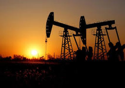 النفط يهبط بفعل تخمة المعروض