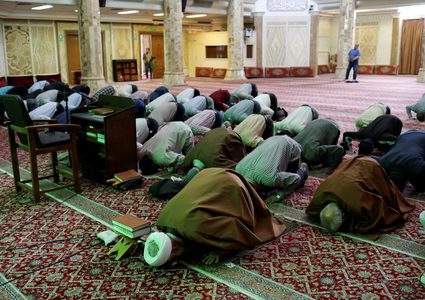 إيران تعيد فتح جميع المساجد اليوم