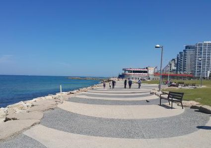 بلدية الاحتلال تطالب بإعادة فتح شواطئ "تل أبيب"