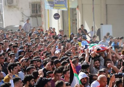 تشييع جثمان الشهيد الطفل قيسية في مخيم الفوار