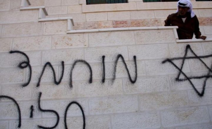 مستوطنون يخطون عبارات عنصرية على جدران المنازل شرق رام الله