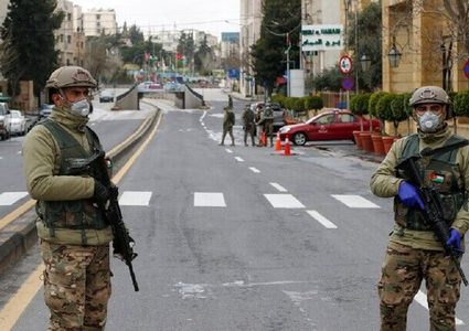 عزل بعض الشوارع والبيوت المجاورة لمصابين بكورونا في الزرقاء