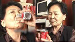 كوريا الجنوبية.. عجوز تدمن"الكوكاكولا" بسبب حزنها !