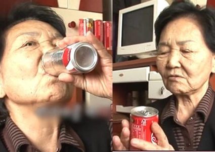 كوريا الجنوبية.. عجوز تدمن"الكوكاكولا" بسبب حزنها !