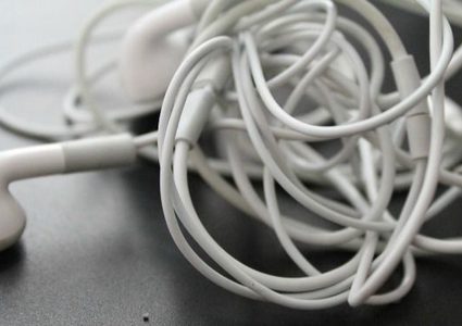 تحذير.. وضع سماعات الأذن لساعات طويلة يصيبك بمشكلة صحية خطيرة