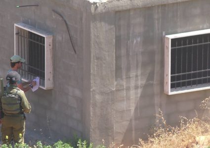 الاحتلال يخطر بوقف البناء في 8 منازل وغرف زراعية غرب بيت لحم