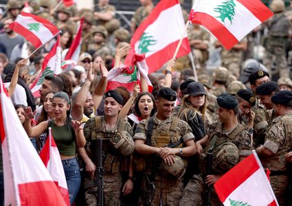 الجيش اللبناني يوقف 17 شخصا يعملون بتهريب الأموال