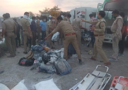 23 عاملا يلقون مصرعهم في حادث تصادم شاحنتين بالهند