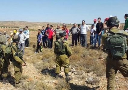 قوات الاحتلال تمنع مزارعي "قريوت" بنابلس من حراثة أراضيهم