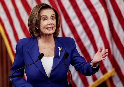 بيلوسي: إقالة ترامب لمفتش في الخارجية الأمريكية غير قانونية