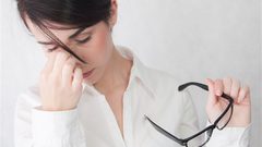 تخلصي من مظهر التعب حول عينيك