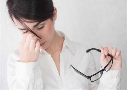 تخلصي من مظهر التعب حول عينيك